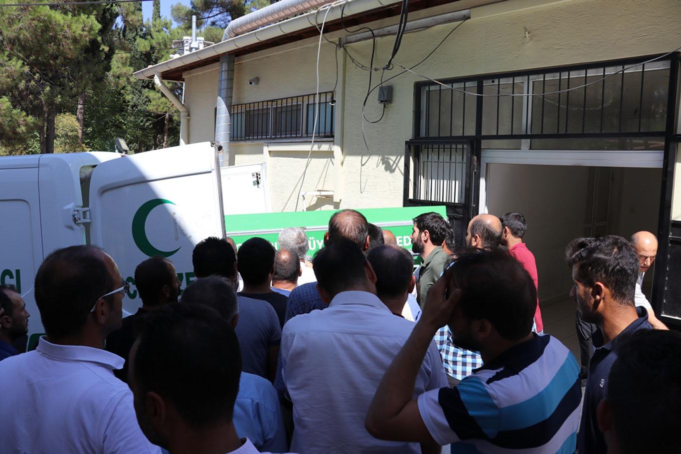 Gaziantep'teki kazada ölenlerin cenazeleri ailelerine teslim edildi Gaziantep'teki kazada ölenlerin cenazeleri ailelerine teslim edildi